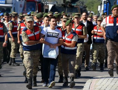 Τουρκία: «Παρελθόν» τα μπλουζάκια με την λέξη «ήρωας» με εντολή Ρ.Τ. Εντογάν διαφορετικά συλλαμβάνεται (φωτό, βίντεο)